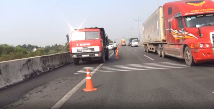 Hiện trường xảy ra vụ cháy xe.