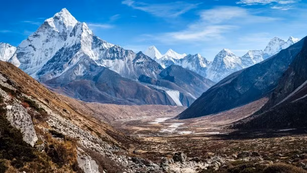 Ama Dablam, tại Nepal nằm trong dãy núi Himalayas với đỉnh cao nhất là 6.812m, đỉnh thấp hơn là 5.563m. Đây được coi là một trong những đỉnh núi đẹp nhất quanh núi Everest.