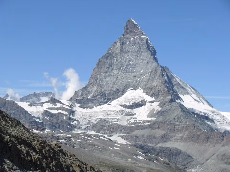 Matterhorn, Thụy Sĩ không cao ngất nhưng luôn khiến du khách phải chú ý bởi hình kim tự tháp với bốn mặt hình tam giác.