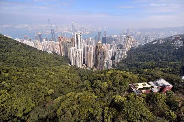 Núi Thái Bình (hay Victoria Peak) là nơi lý tưởng để ngắm nhìm toàn cảnh Hồng Kông. Núi cao cao 552m.