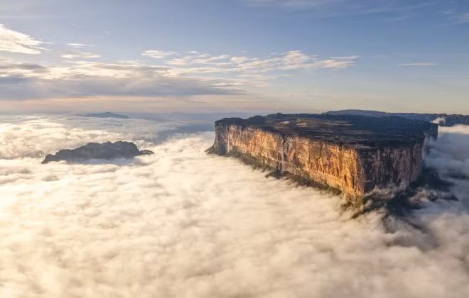 Ngọn núi Roraima, Venezuela cao gần 3.000 mét có đỉnh chìm sâu vào đám mây, là nguồn cảm hứng cho bộ phim hoạt hình "Up" của Disney.