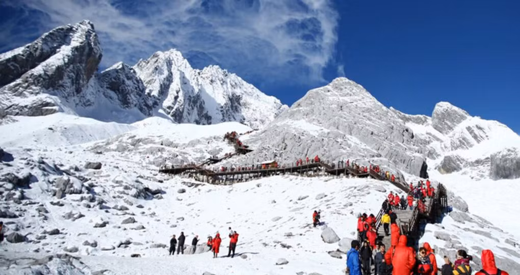 Đến thành phố Lệ Giang, du khách chỉ cần di chuyển khoảng 30km về phía Bắc sẽ được nhìn thấy ngọn núi này. Ngọn núi Ngọc Long Tuyết Sơn có độ cao 5.596m, với hơn 1 nửa ngọn núi co tuyết phủ xung quanh trắng xóa cả đỉnh núi. Ảnh: Mafengwo.cn.