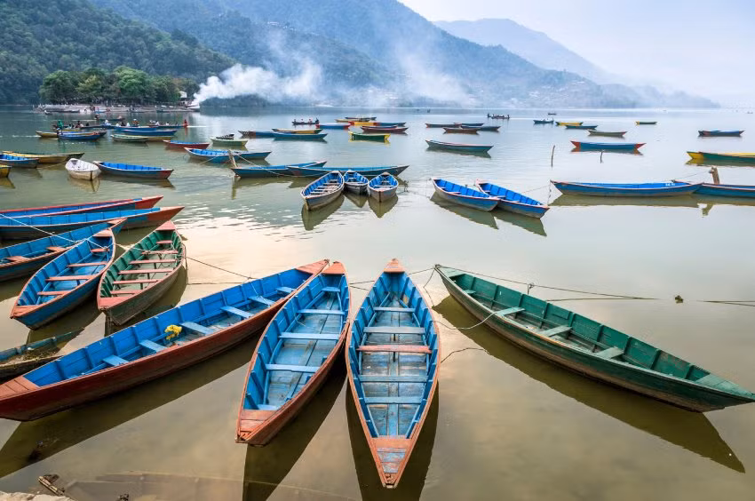 Nepal là một quốc gia nằm kín trong lục địa tại vùng Himalaya ở Nam Á. Nước này nổi tiếng về du lịch, dã ngoại, đi bộ đường dài, cắm trại, xe đạp đổ đèo, các vườn quốc gia, những khu rừng, đồng cỏ, đi bè trên sông, câu cá thể thao và nhiều chùa chiền cũng như những địa điểm thờ cúng đẹp đẽ. Ảnh: Jacek Kadaj/ Getty Images/ Lonely Planet.