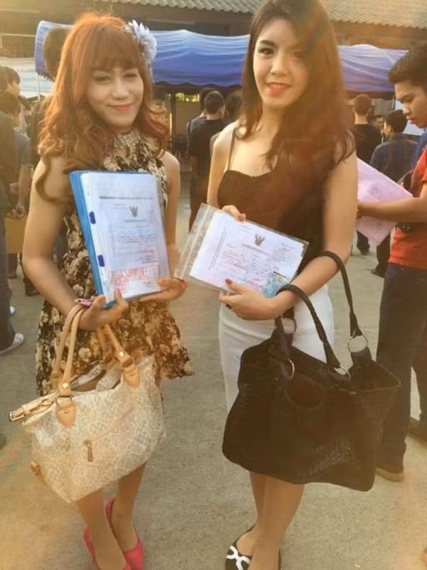 Ai bốc phải giấy có màu đỏ thì sẽ được miễn nghĩa vụ quân sự năm đó, còn ai bốc phải màu đen thì phải "lên đường". Chính vì vậy, các cô nàng chuyển giới này còn được nam thanh niên "chuẩn" coi là linh vật đem lại sự may mắn cho họ nữa.