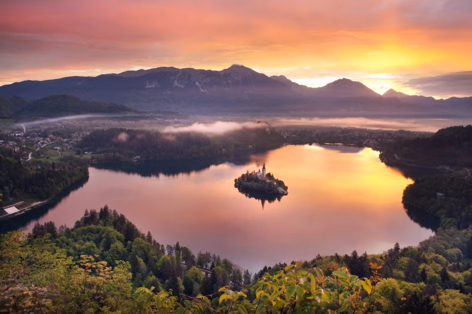Nhắc đến lâu đài Bled, không thể không nhắc đến hồ Bled, một hồ nước nằm trong dãy Julian Alps ở khu vực Thượng Carniola, tiếp giáp với thị trấn Bled, tây bắc Slovenia. Đáng chú ý, giữa hồ có một hòn đảo nhỏ với nhà thờ được xây dựng vào thế kỷ 17 mang phong cách kiến trúc Gothic. Ảnh: Bled.si.