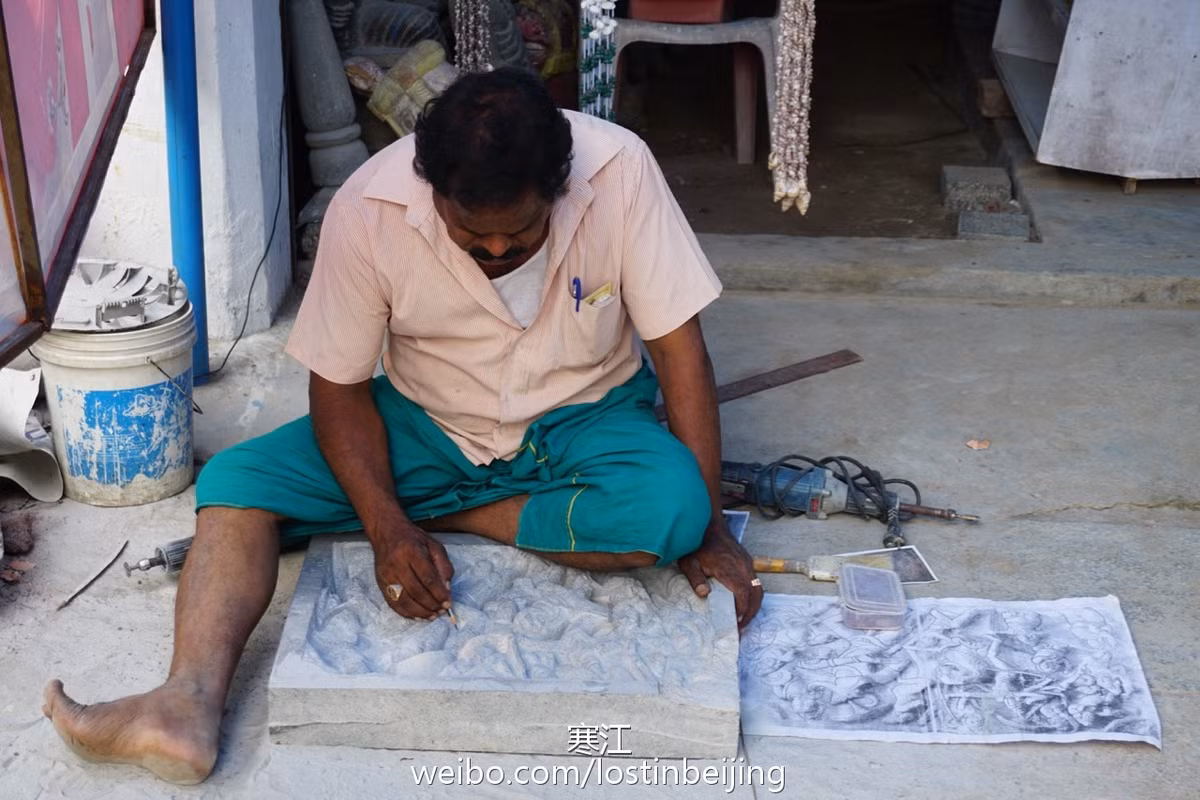 Kỹ năng điêu khắc đá được truyền lại từ đời này sang đời khác và chưa bao giờ bị mai một. Ngày nay, các cửa hàng đá ở khắp mọi nơi trong thành phố của những ngôi đền.