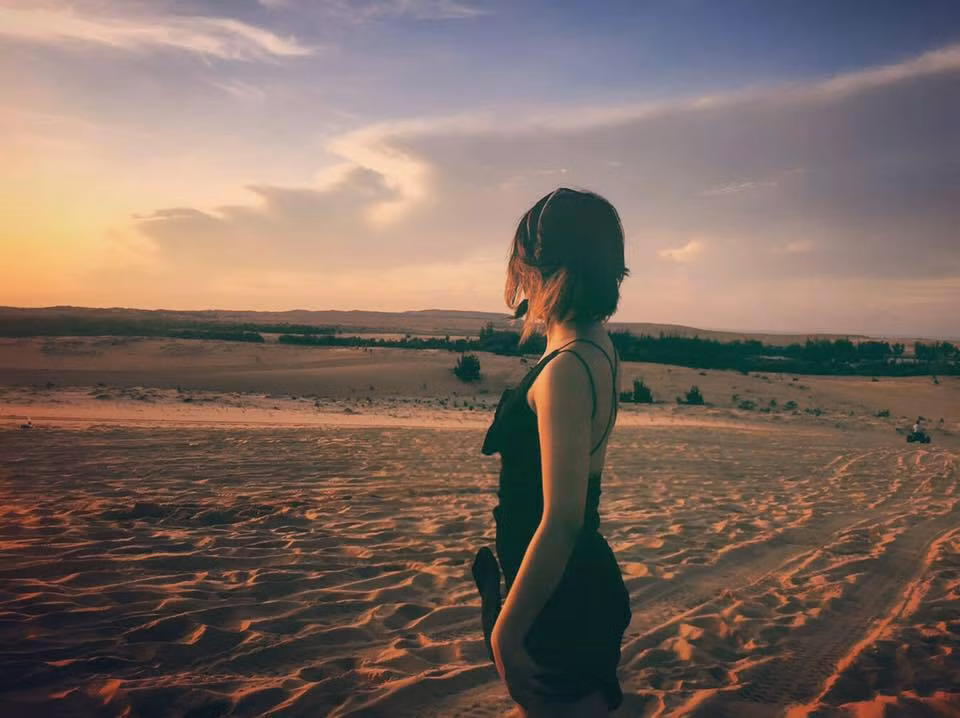 Dẫm chân trên cát, cảm giác thật dễ chịu như đôi bàn chân được vuốt ve, âu yếm bởi những hạt cát mịn màng, ngắm nhìn biển xanh thăm thẳm, cảm giác ấy thật kì diệu mà chỉ có Đồi Hồng mang lại. Ảnh: Facebook Lê Hiền Thu.