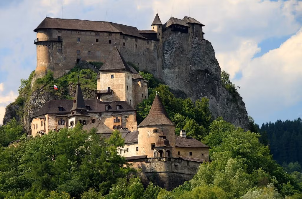 Ngoài ra còn có lâu đài Orava, một trong những tòa lâu đài đẹp nhất Slovakia. Lâu đài này được xây dựng vào thế kỷ mười ba và mang âm hưởng của kiến trúc Gothic, Phục hưng. Ảnh: Tibx.