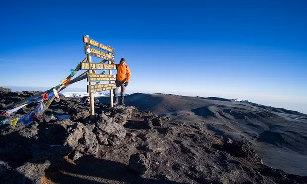 Cảnh đẹp hùng vĩ của đỉnh núi Kilimanjaro chắc chắn sẽ khiến cho cảm xúc của du khách sẽ dâng trào khi summit. Ảnh: Alamy.