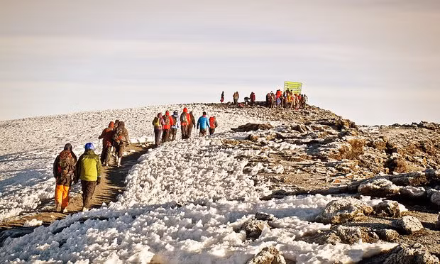 Nhiều khách bộ hành đi đến núi Kilimanjaro có mơ ước về một cuộc phiêu lưu hoang dã trên núi đứng độc lập cao nhất thế giới. Ở đây, họ sẽ phải đương đầu với những thách thức, khó khăn nhất mà không đâu có. Ảnh: Alamy.
