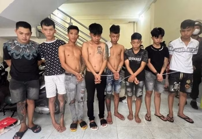 Hàng ngày, những nạn nhân bị chở đến các quán karaoke nói trên để kích dục, khỏa thân, múa thoát y và bán dâm. Họ không được nhận tiền lương mà chỉ nhận tiền boa của khách, số tiền này cũng phải nộp lại một phần cho Tuyền và Hưng. Bằng thủ đoạn này, Tuyền và Hưng đã cho hàng chục tiếp viên vay nợ với lãi suất rất cao, từ 20 đến 30%/tháng. Tuyền và Hưng còn dùng các thủ đoạn khác uy hiếp tinh thần nhằm chiếm đoạt một phần số tiền boa của các tiếp viên. 