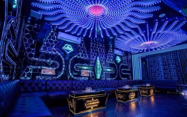 Nhóm đối tượng này đăng tải các thông tin tuyển việc làm tại các quán karaoke trên địa bàn TP HCM, Bình Dương và Đồng Nai với thu nhập từ 30 - 50 triệu đồng. Khi nạn nhân “sập bẫy” chúng sẽ ép buộc, đe dọa các nạn nhân phải viết giấy vay số tiền từ 18 - 25 triệu đồng với lý do là “phí môi giới việc làm”. Sau đó, nhóm này liên hệ cho Tuyền và Hưng đến để “trả nợ” thay cho các nạn nhân, sau đó các nạn nhân bị đưa về phục vụ tại các quán karaoke trên địa bàn tỉnh Đồng Nai. (Ảnh minh họa)