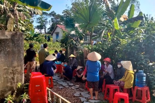  Con gái tâm thần giết chết mẹ ruột: Do xin mẹ ruột chiếc vòng, mẹ không cho nên ngày 26/3, P.T.H. (SN 1979, trú huyện Hương Sơn, Hà Tĩnh) đã ra tay sát hại mẹ mình là bà L.T.H (68 tuổi). Theo chính quyền địa phương, P.T.H bị bệnh tâm thần. 