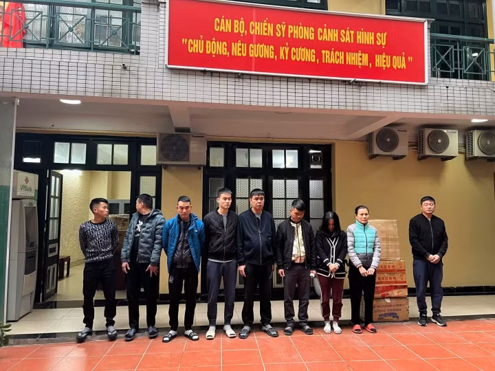  Triệt phá đường dây cá độ 600 tỷ đồng ở Hà Nội: Ngày 6/12, Công an TP Hà Nội cho biết, đơn vị vừa bắt giữ 9 người để điều tra làm rõ về hành vi "tổ chức đánh bạc", "đánh bạc", "tàng trữ trái phép vũ khí quân dụng" và "tàng trữ hàng cấm". Các đối tượng lấy các trang cá độ bóng đá từ nước ngoài như Bong88, Sasa889 để chia nhỏ, giao cho "cấp dưới" quản lý. Để có thể tham gia cá cược, người chơi phải mua "đô" trên website với giá 6.000 - 10.000 đồng/đô, đối tượng cầm đầu sẽ hưởng 12.000 - 40.000 đồng/đô "com" (tiền hoa hồng). Đường dây này đã giao dịch khoảng 600 tỷ đồng trong khoảng gần 2 năm hoạt động. 