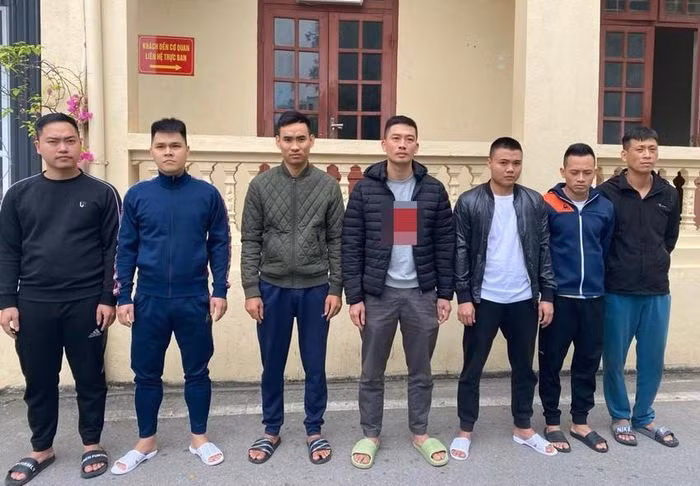  Triệt phá nhóm cá độ bóng đá 130 tỷ đồng: Trưa 5/12, Công an Thanh Hóa cho biết vừa triệt xóa hai đường dây đánh bạc với tổng giao dịch khoảng 130 tỷ đồng. Cụ thể đường dây cá độ bóng đá do Nguyễn Trọng Tùng (34 tuổi, ngụ ở thôn Bào Ngoại, phường Đông Hương, thành phố Thanh Hóa) cầm đầu và bắt giữ 6 người khác có liên quan. Theo đó, Tùng đã cùng 6 người liên quan cùng ngụ ở thành phố Thanh Hóa đã sử dụng trang mạng www.agent.vi223344.com thiết lập nhiều tài khoản cá độ bóng đá. 