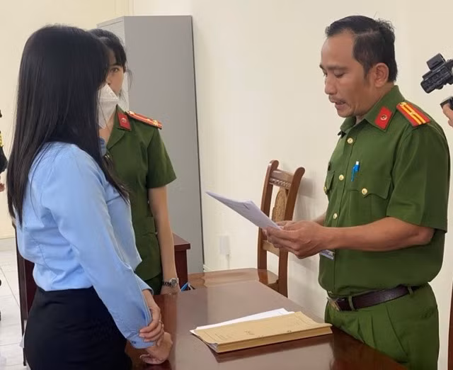 Theo Công an TP HCM, Nguyễn Thị Mai Nhi, Lê Thị Thu Hà và Huỳnh Công Tân đã thực hiện hành vi giúp sức tích cực cho Nguyễn Phương Hằng thực hiện hành vi phạm tội liên tục nhiều lần, trong thời gian dài, gây bức xúc dư luận xã hội. Công an làm rõ, bị can Hà (thường gọi là Hà Lee) và bị can Nhi phụ giúp bà Hằng quản lý 12 kênh, trang thông tin mạng xã hội được sử dụng làm phương tiện thực hiện các hành vi vi phạm pháp luật. 