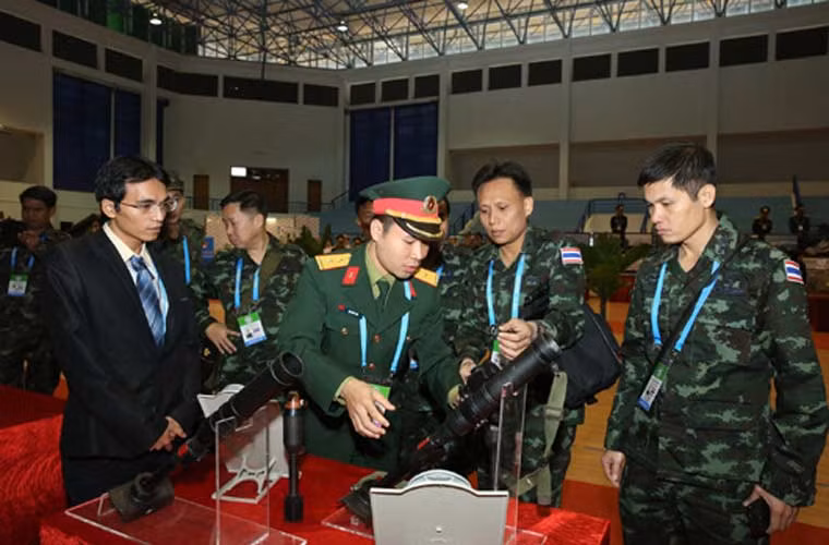 Trong lĩnh vực trang bị cho pháo binh, các đơn vị thuộc Tổng cục Công nghiệp Quốc phòng đã nghiên cứu chế tạo thành công nhiều loại súng cối, gồm cả cỡ nòng lớn 100mm. Trong ảnh, Đại biểu quân đội các nước ASEAN thăm quan vũ khí do Việt Nam sản xuất trưng bày tại Giải bắn súng quân dụng Quân đội các nước ASEAN lần thứ 24, tháng 10/2014. (Ảnh: Báo điện tử Bộ Quốc phòng)