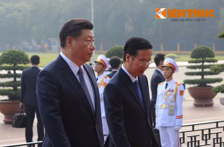 Tổng Bí thư, Chủ tịch Tập Cận Bình bắt đầu bước vào trong lăng. Sau đó, Tổng Bí thư Tập Cận Bình và Tổng Bí thư Nguyễn Phú Trọng cùng thăm nơi Bác Hồ mất và dự tiệc trà tại nhà sàn Bác Hồ.