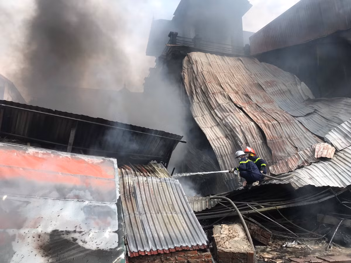 Nhận định tình hình đám cháy diễn biến phức tạp do chất cháy chủ yếu là các nguyên liệu chăn ga, gối đệm dễ bắt cháy, sinh ra nhiều khói khí độc Chỉ huy chữa cháy đã khẩn trương chỉ đạo các mũi khai thác nguồn nước tự nhiên thông qua cơ sở dữ liệu quản lý, khai thác về nguồn nước của Công an Thành phố.