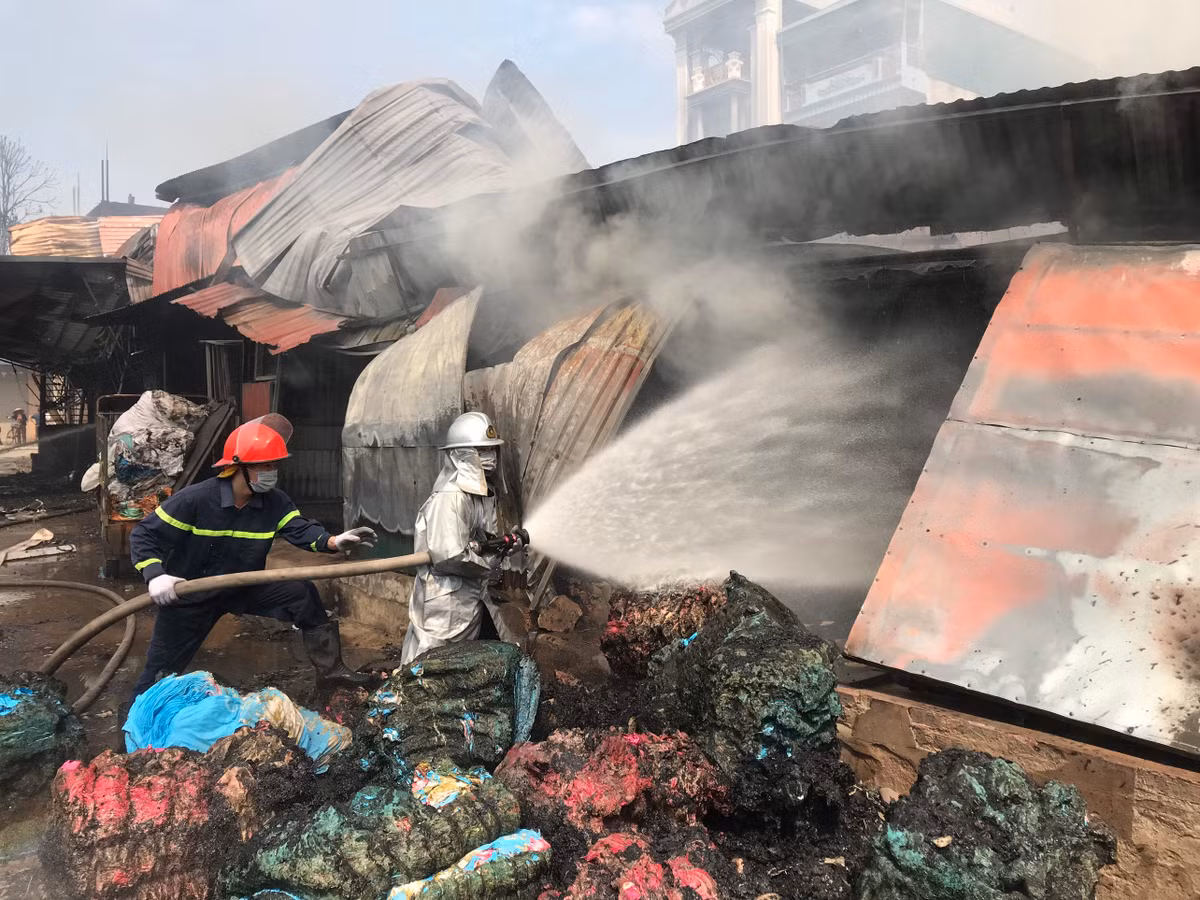 Đám cháy không gây thiệt hại về người, nguyên nhân vụ cháy đang được lực lượng chức năng điều tra, làm rõ.