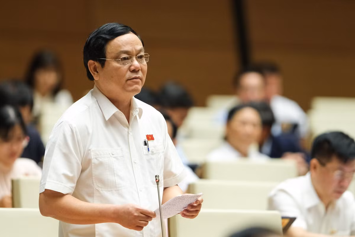 Can nhac Canh sat co dong duoc trang bi vu khi, tau bay