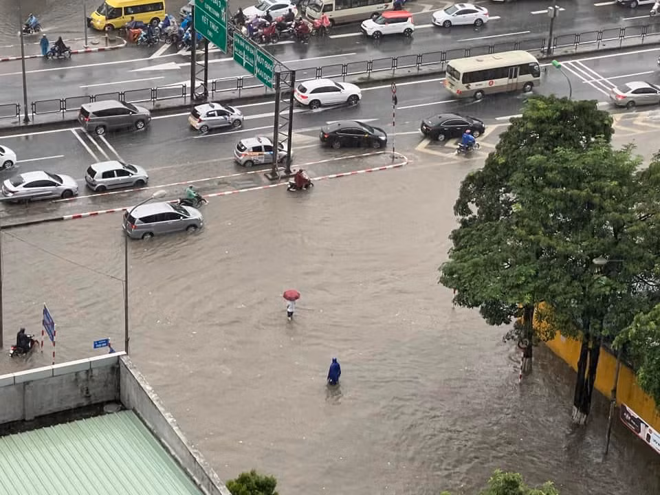 Đoạn nút giao lên đường vành đai 3 (tuyến đường cổng bệnh viện 198) cũng ngập sâu đến đầu gối.