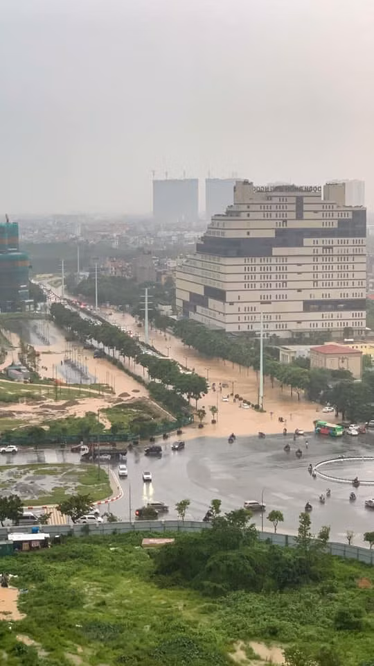 Tuyến đường Châu Văn Liêm, trước cổng bệnh viện Hồng Ngọc ngập úng, nước đục ngầu.