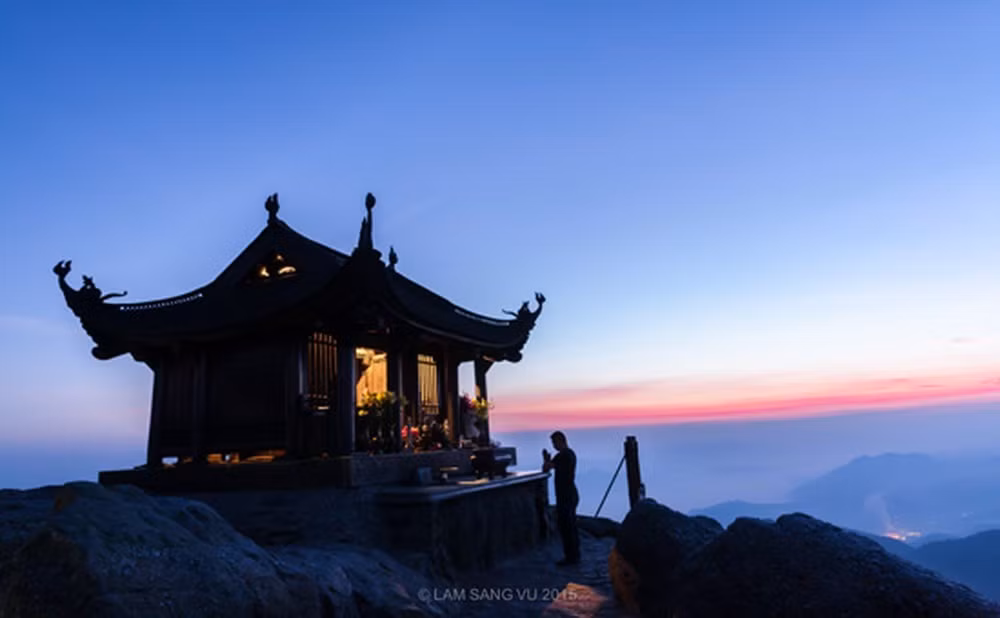 Rừng Quốc gia Yên Tử thuộc địa bàn phường Phương Đông và xã Thượng Yên Công, thành phố Uông Bí, tỉnh Quảng Ninh, cách thành phố Hạ Long 40 km và cách thủ đô Hà Nội 150 km. 