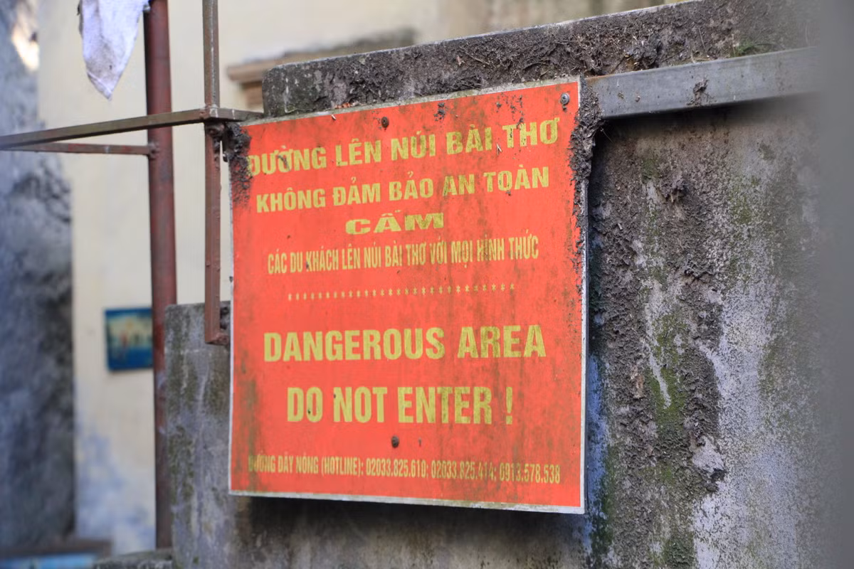 Người dân lo ngại về việc một phần di tích của núi Bài Thơ bị lãng quên, bị bỏ rơi nếu cứ mãi dựng rào cấm.