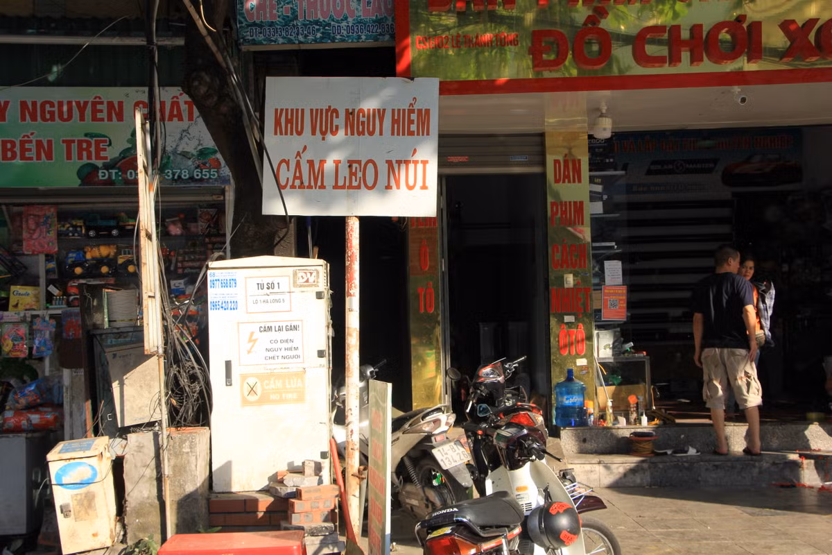 Tuy nhiên, hơn 5 năm qua núi Bài Thơ đã bị rào chắn, đóng kín cửa, thậm chí là được xây một bức tường bê tông kiên cố và dựng biển cấm du khách, người dân leo lên núi vì địa hình trơn trượt, nguy hiểm. Từ đây, di tích lịch sử, thắng cảnh núi Bài Thơ nổi tiếng của Quảng Ninh dường như "biến mất" khỏi bản đồ du lịch của địa phương này.