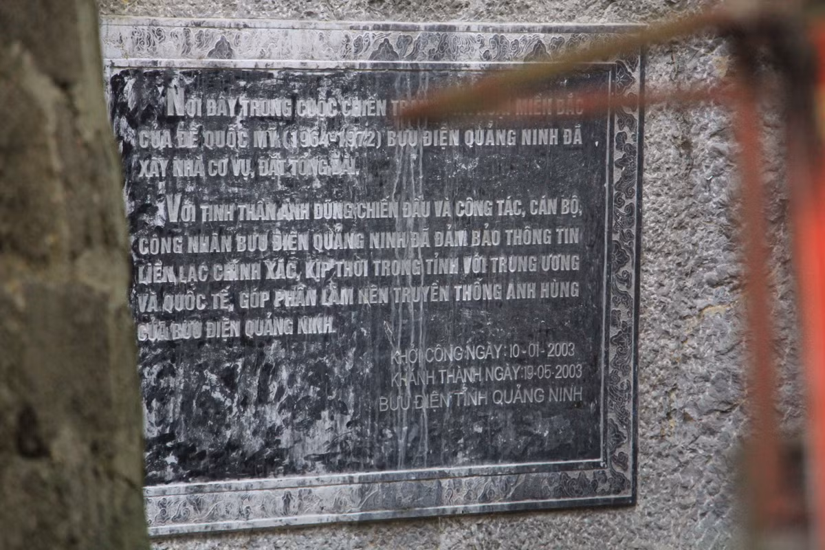 Ngoài ra, thời kỳ kháng chiến chống Mỹ (năm 1968) núi Bài Thơ còn là vọng gác phòng không canh giữ biển trời vùng mỏ, là hang cứu thương, phục vụ chiến đấu và là nơi đặt trung tâm điện tín của Bưu điện tỉnh Quảng Ninh…. Đặc biệt sự kiện cắm cờ Đảng đầu tiên trên núi Bài Thơ vào sáng 1/5/1930 mang một ý nghĩa, giá trị lịch sử to lớn.