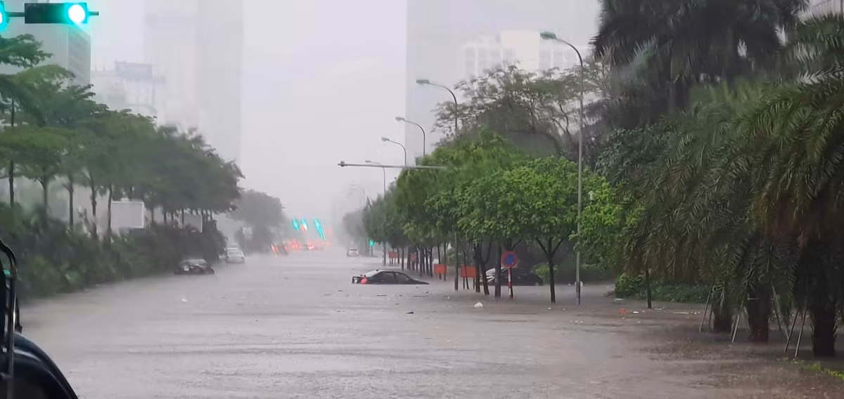 Nhiều xe ô tô bị ngập hơn nửa chiều cao xe và chết máy tại chỗ.