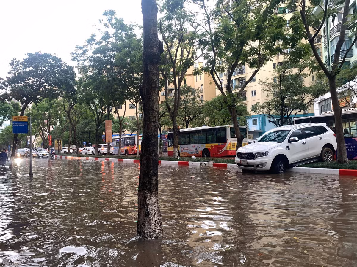 Nhiều người tìm cách đưa xe ô tô lên vị trí cao hơn để tránh ngập.