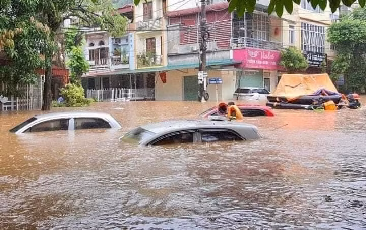 Nhiều tài xế buộc lòng bỏ lại phương tiện để thoát thân trong cơn mưa lớn.