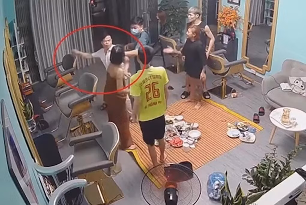 Kết cục của những chiến sĩ, cán bộ công an hành xử thiếu chuẩn mực với dân Ket cuc cua nhung chien si, can bo cong an hanh xu thieu chuan muc voi dan