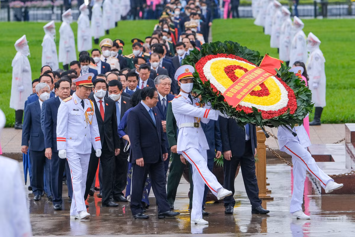 Lãnh đạo Đảng, Nhà nước cùng các đại biểu Quốc hội thành kính tưởng nhớ Chủ tịch Hồ Chí Minh trong thời tiết mưa lớn.