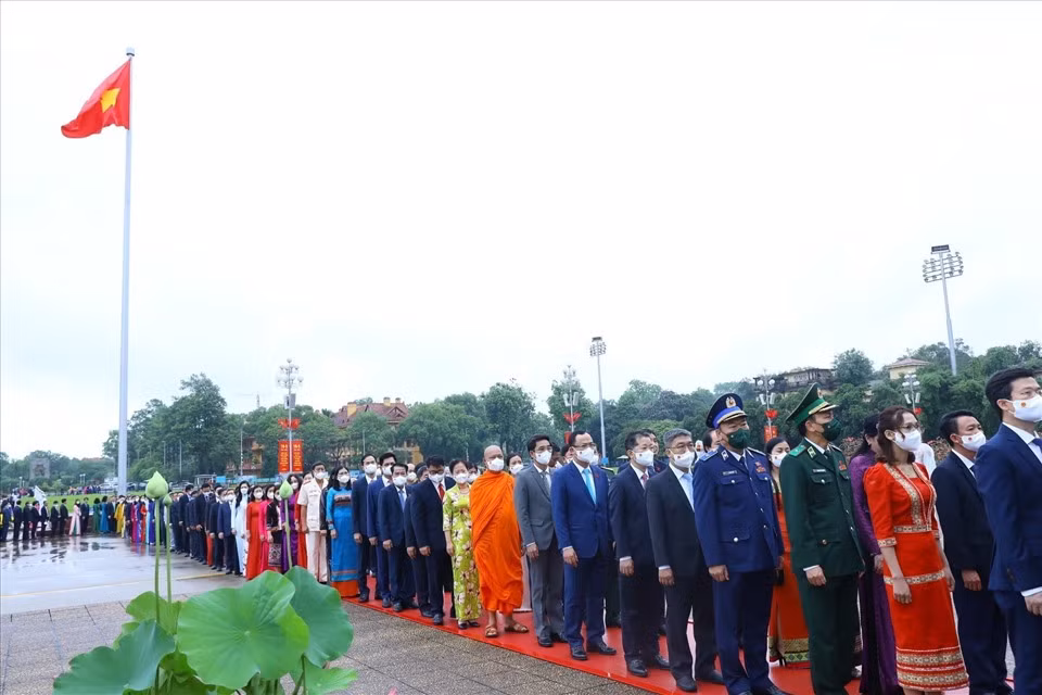 Kỳ họp thứ 3, Quốc hội khóa XV khai mạc tại Hội trường Diên Hồng, Nhà Quốc hội, Thủ đô Hà Nội. Mở đầu phiên làm việc, Quốc hội làm lễ chào cờ. Sau phát biểu khai mạc kỳ họp của Chủ tịch Quốc hội Vương Đình Huệ.
