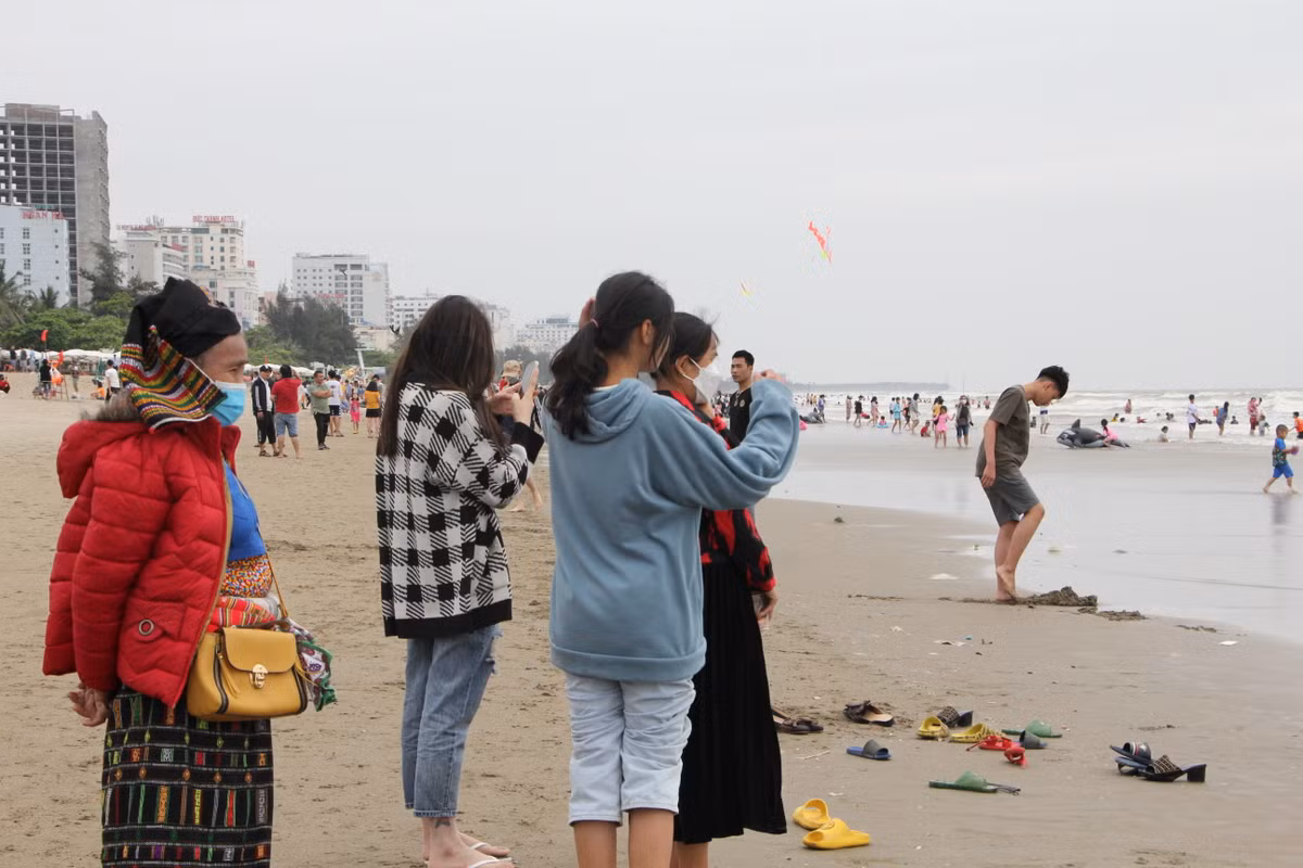 Nhiều du khách cũng chỉ dám đứng trên bờ để ngắm biển chứ không muốn chạm nước.