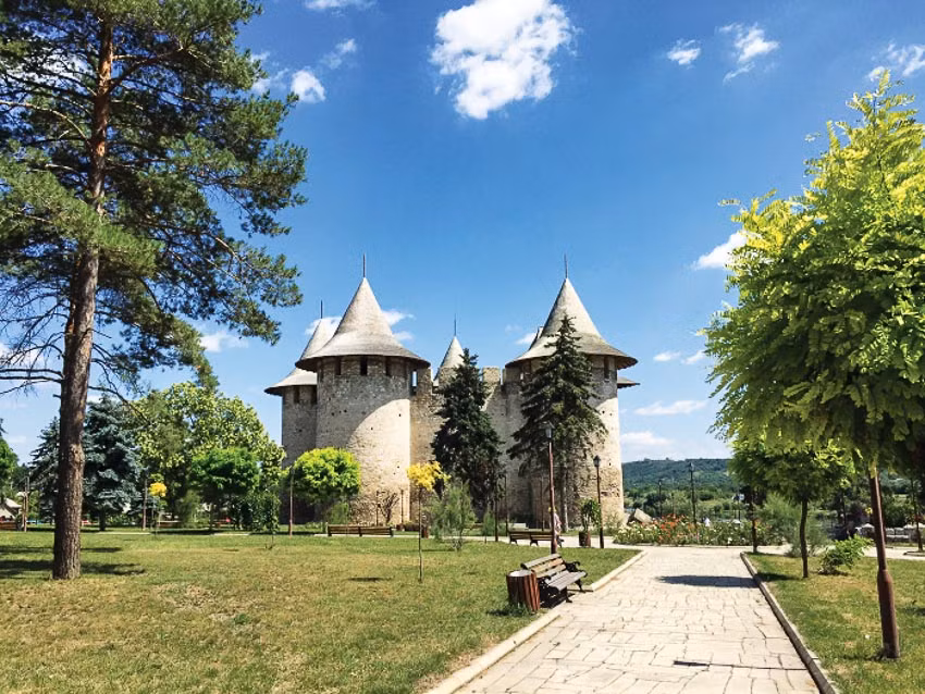 Năm 2009, Moldova trở thành quốc gia đầu tiên ra mắt dịch vụ thoại độ nét cao cho các thiết bị di động và quốc gia này hiện đang xếp thứ ba trên thế giới về tốc độ internet.