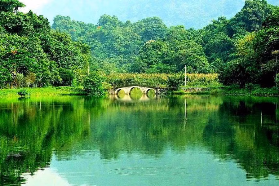  Vườn quốc gia Cúc Phương thuộc địa phận ba tỉnh Ninh Bình, Hoà Bình và Thanh Hoá với tổng diện tích là 22.408 ha.