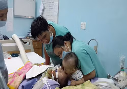"Nụ hôn Long-Phụng tiễn biệt" là bức ảnh lấy đi nhiều nước mắt của cư dân mạng. Bé Phi Long được bố mẹ cho hôn lên trán người em song sinh là Phi Phụng. Hai bé Long - Phụng dính liền nhau khi sinh ra. Sau khi làm phẫu thuật tách rời, chỉ bé Phi Long được sống. Bức ảnh được hàng chục nghìn người chia sẻ trên mạng xã hội với những lời tiễn biệt cảm động.