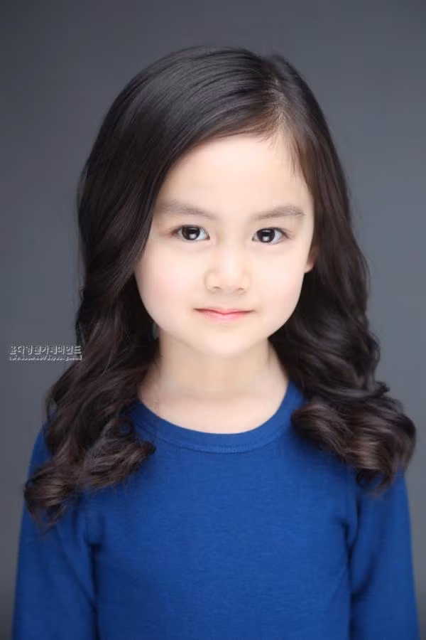 Tên tiếng Việt của Yoon Da Young là Nguyễn Gia Linh. Cô bé có mẹ là người Việt và hiện tại đang rất cố gắng học tiếng mẹ đẻ. 5 tuổi, bé bắt đầu làm quen với công việc của một diễn viên nhí. Với tên gọi "Thiên thần nhí gốc Việt", Yoon Da Young nhanh chóng nổi tiếng trên cộng đồng mạng.