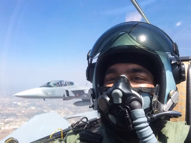 Theo ông Lorenzana, JAS-39 Gripen có giá thành phải chăng, chi phí vận hành và bảo dưỡng thấp hơn so với nhiều dòng máy bay cùng phân khúc trong khi vẫn được trang bị những loại vũ khí mạnh và có khả năng hoạt động linh hoạt.