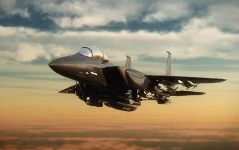 Nhưng mọi chuyện đã thay đổi khi Tập đoàn Boeing đã công bố F-15 nâng cấp với cải tiến lớn ở khung thân, giúp số tên lửa không đối không mang theo tăng lên 16 quả. Đặc biệt, ở phiên bản Strike Eagle, chiến đấu cơ này có thể mang theo tới 24 tên lửa không đối không, tức là gấp đôi cơ số đạn của Su-35.