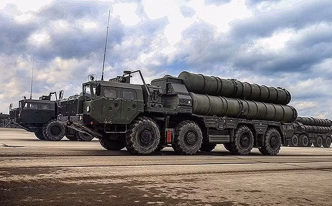 Các tổ hợp S-400 Triumf trên hoạt động như một hệ thống duy nhất, chúng sẽ phát hiện các mục tiêu khí động học và đạn đạo trong bất kỳ khu vực nào của không phận.