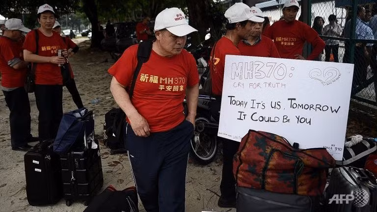 Gần 1 năm, thân nhân của những hành khách trên chuyến bay MH370 vẫn chưa nguôi ngoai nỗi đau. Họ tụ tập bên ngoài văn phòng của hãng Malaysia Airlines ở Subang để phản đối.