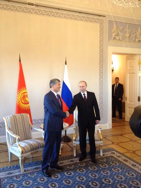 TT Putin: Cuoc song se mat vui neu khong co tin don-Hinh-2