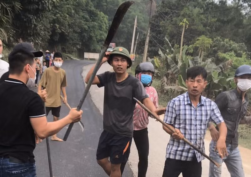 Bat 5 doi tuong vu cam dao chem o to truoc mat cong an o Hoa Binh