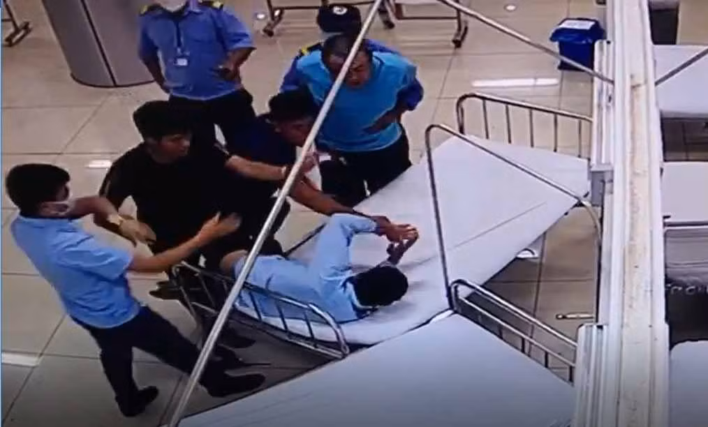 Bắt đối tượng hành hung bảo vệ bệnh viện rồi lái xe ô tô gây tai nạn chết người - Hình 2 Bat doi tuong hanh hung bao ve benh vien roi lai xe o to gay tai nan chet nguoi-Hinh-2