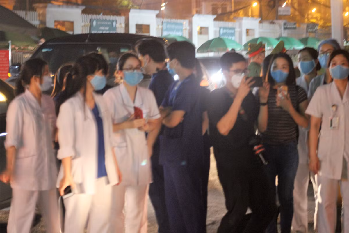 Các y bác sĩ, bệnh nhân, người nhà bệnh nhân hò reo vui mừng vì hết thời gian cách ly.